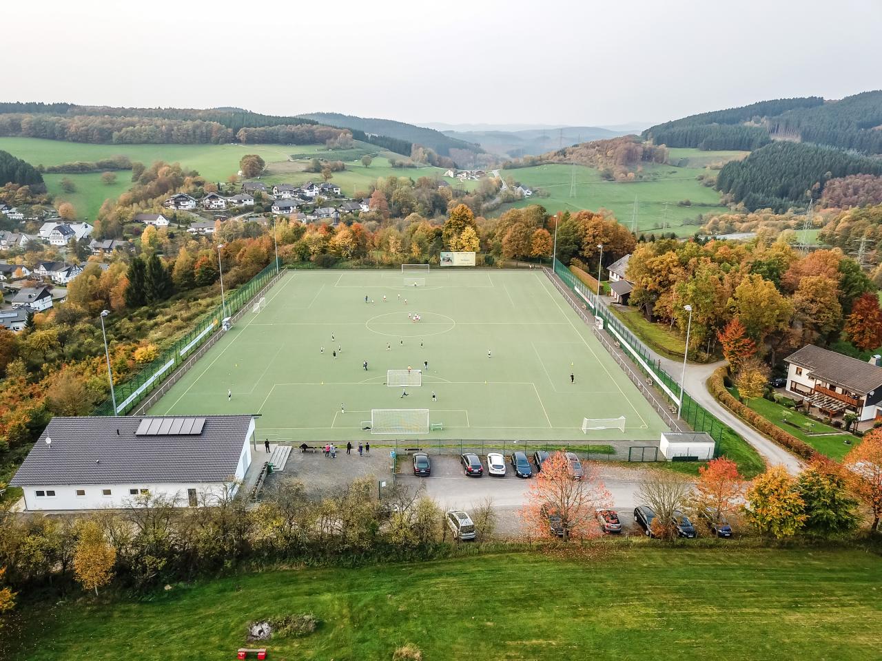 Luftaufnahme des Sportplatzes am Kapellchen in Oberveischede im Herbst